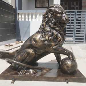 statues de lion devant la maison