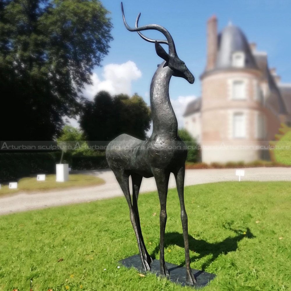 statue de gazelle en bronze