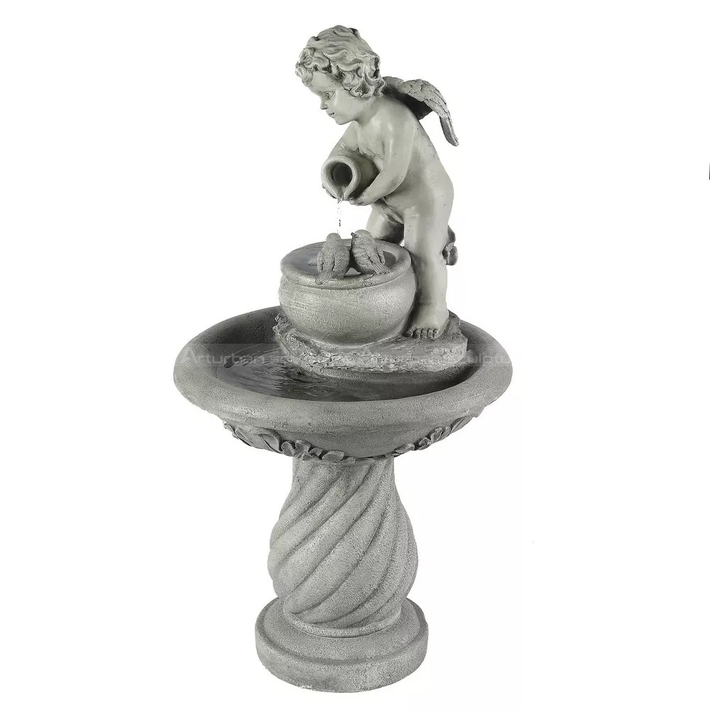 fontana d'acqua con angelo cherubino