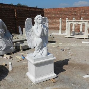 statue de jardin d'ange agenouillé