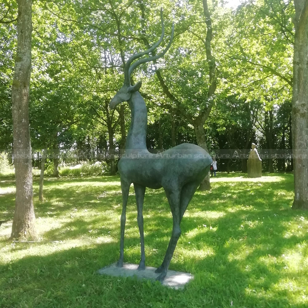 statue de gazelle en bronze