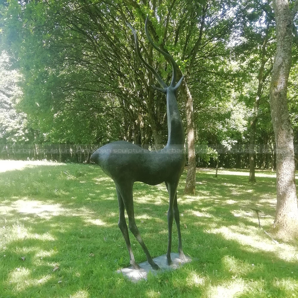 statue de gazelle en bronze