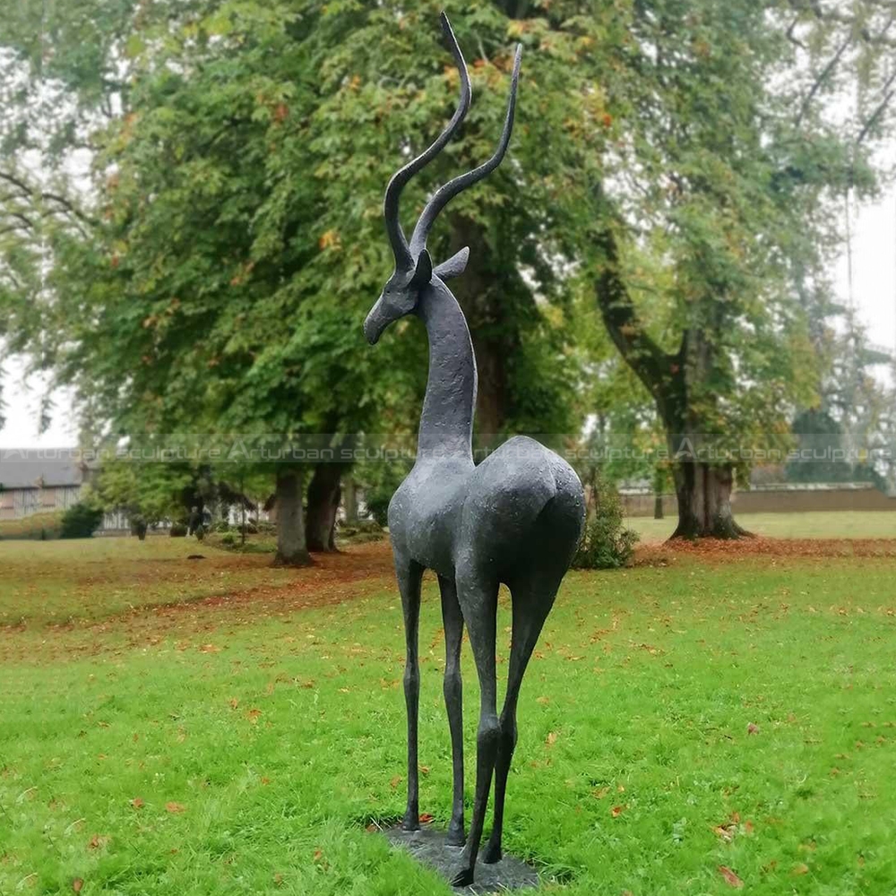statue de gazelle en bronze