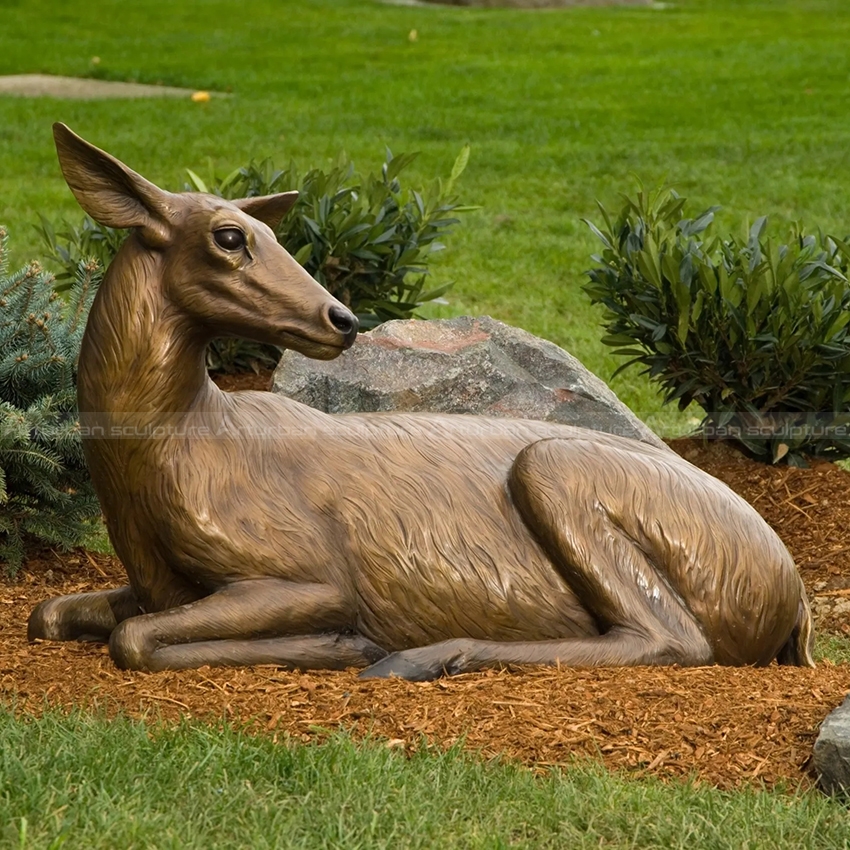 sitzende Hirschstatue