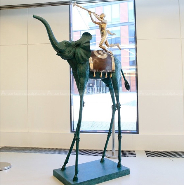 siegender elefant dali