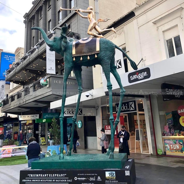 siegender elefant dali