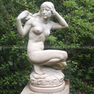 statua di marmo nuda