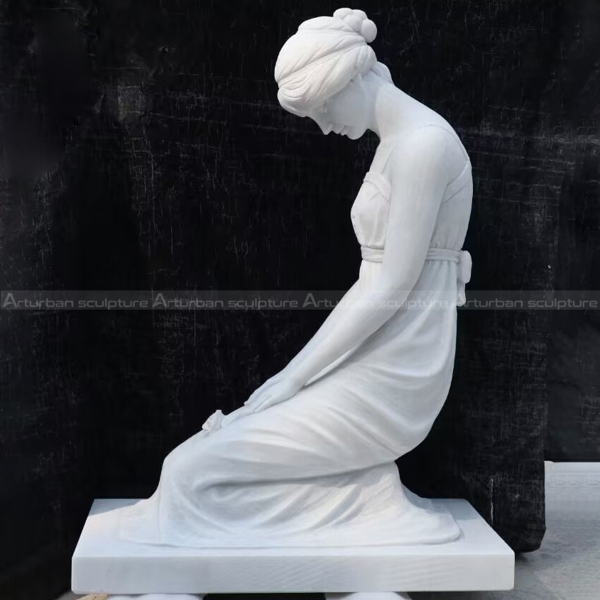 estatua de mujer arrodillada