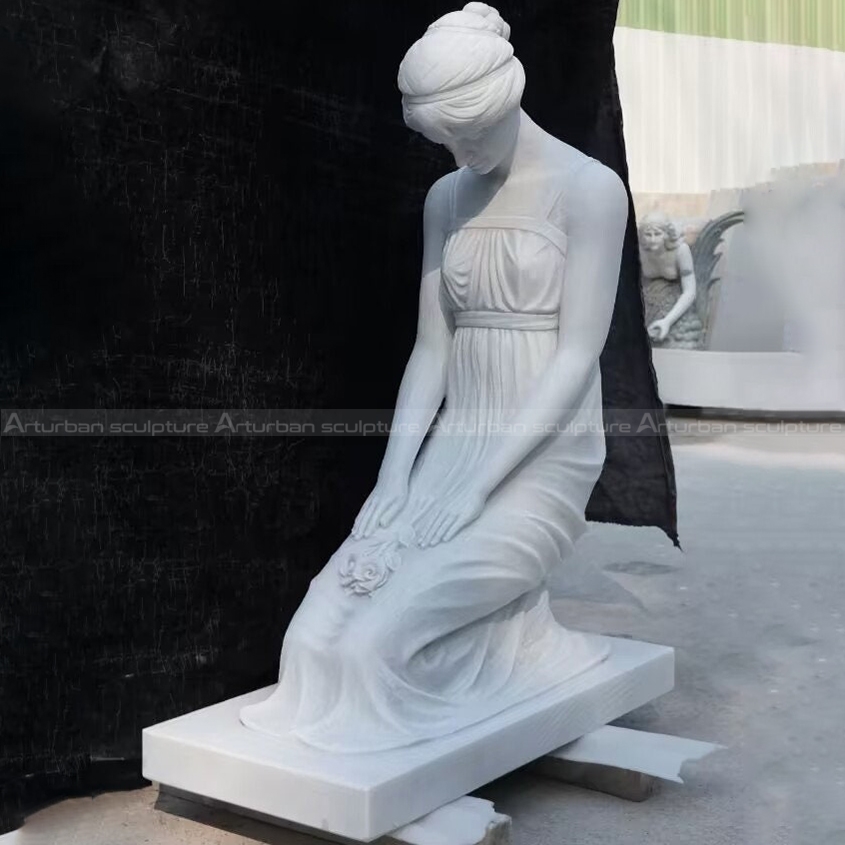estatua de mujer arrodillada