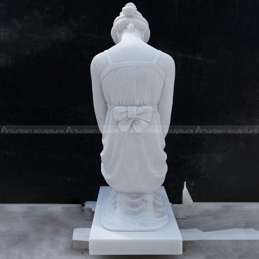 estatua de mujer arrodillada