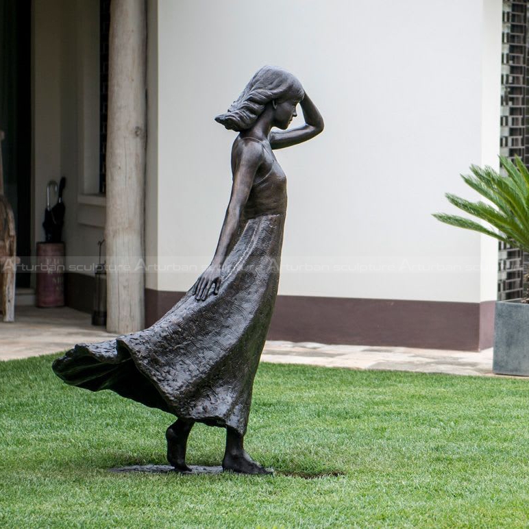 estatua de mujer en bronce