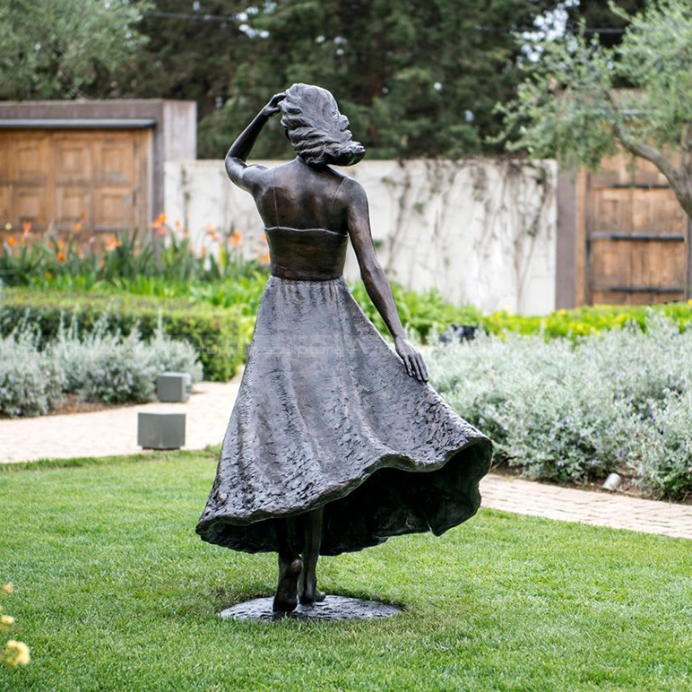 estatua de mujer en bronce