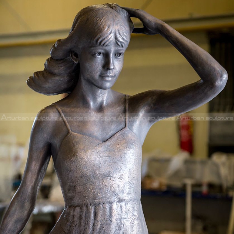 estatua de mujer en bronce
