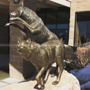 estátua de lobo para jardim