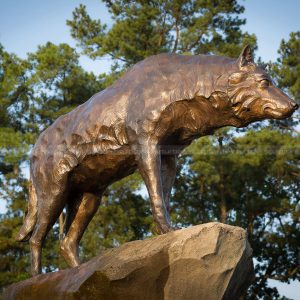 estátua de lobo de jardim