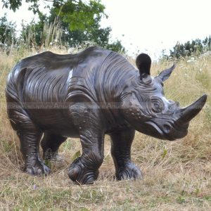 scultura di rinoceronte in metallo