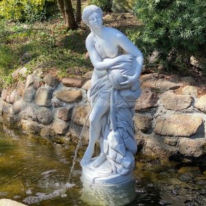 statue de dame avec fontaine