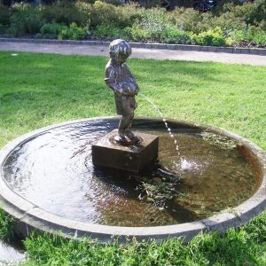 Brunnen mit Knaben und Kanne