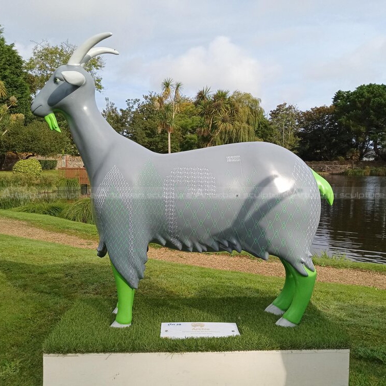 estátua de cabra em tamanho real