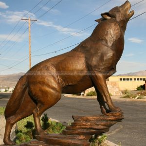 estátua de lobo uivando