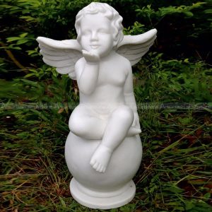 Statue de jardin de chérubin sur balle