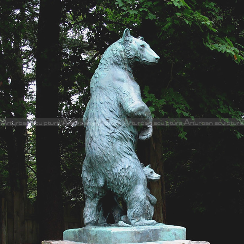 statua della famiglia di orsi