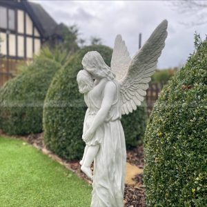 estatua de ángel madre