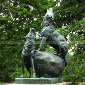 statua da giardino lupo che ulula