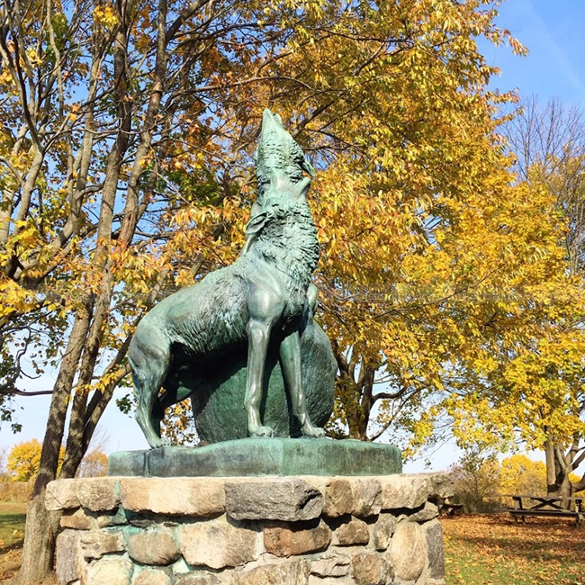 statua da giardino lupo che ulula