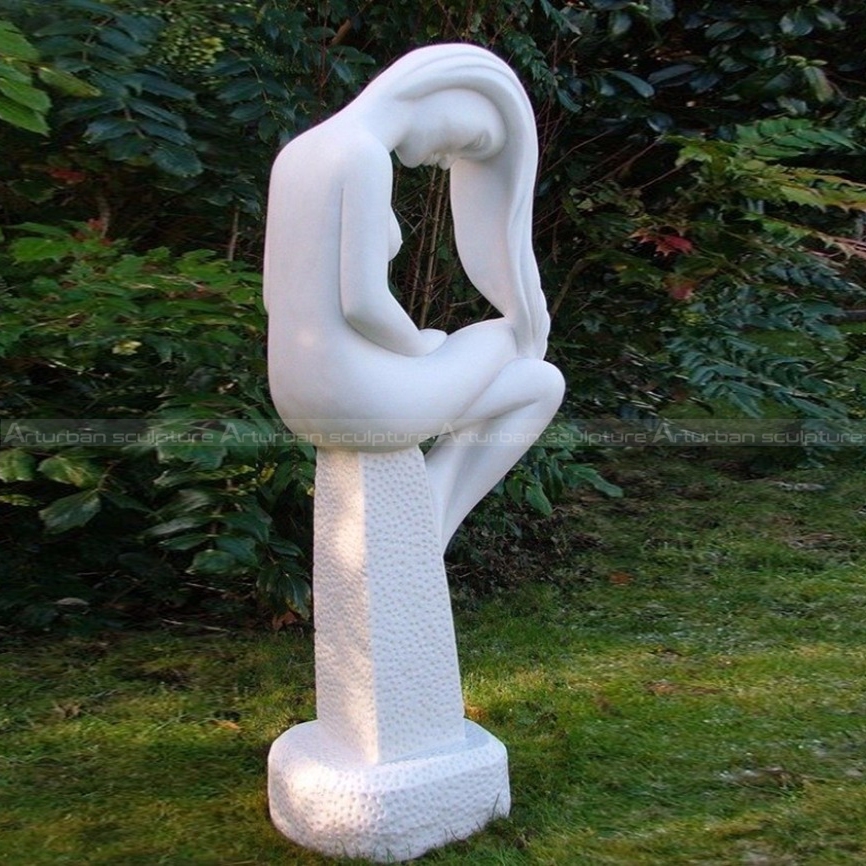 statua di donna nuda