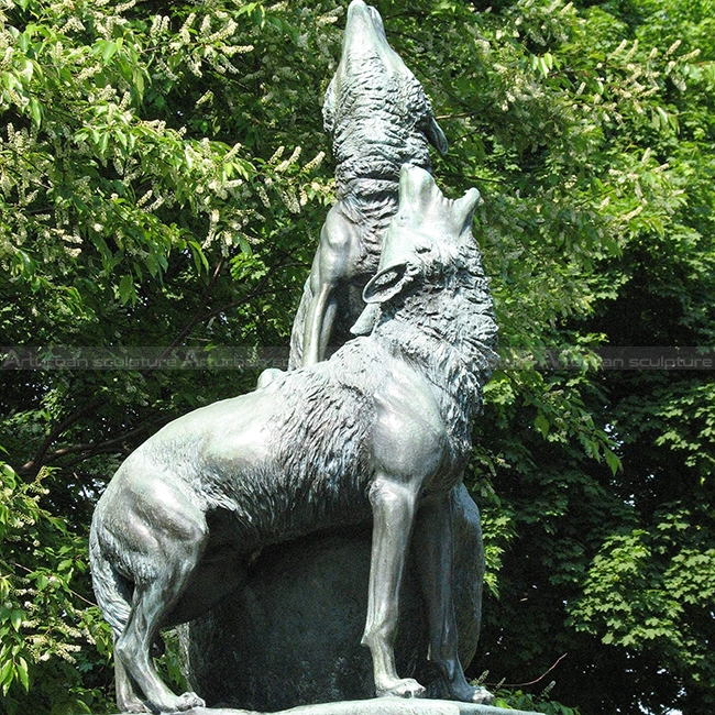 statua da giardino lupo che ulula