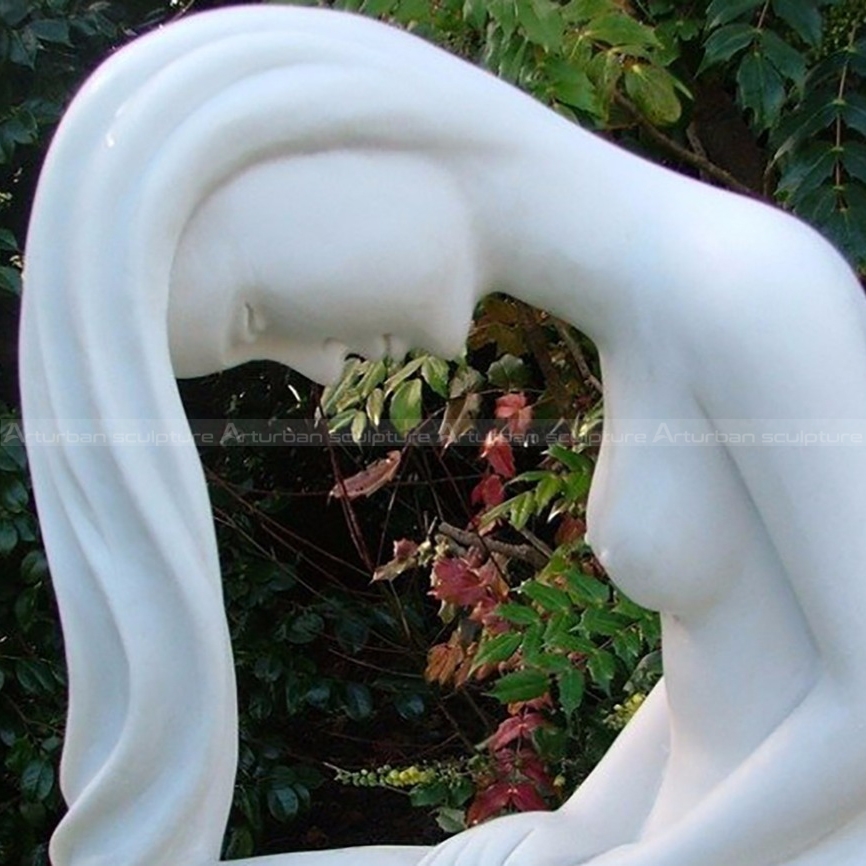 statua di donna nuda