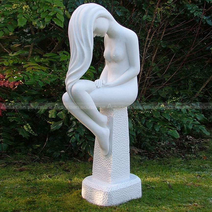 statua di donna nuda