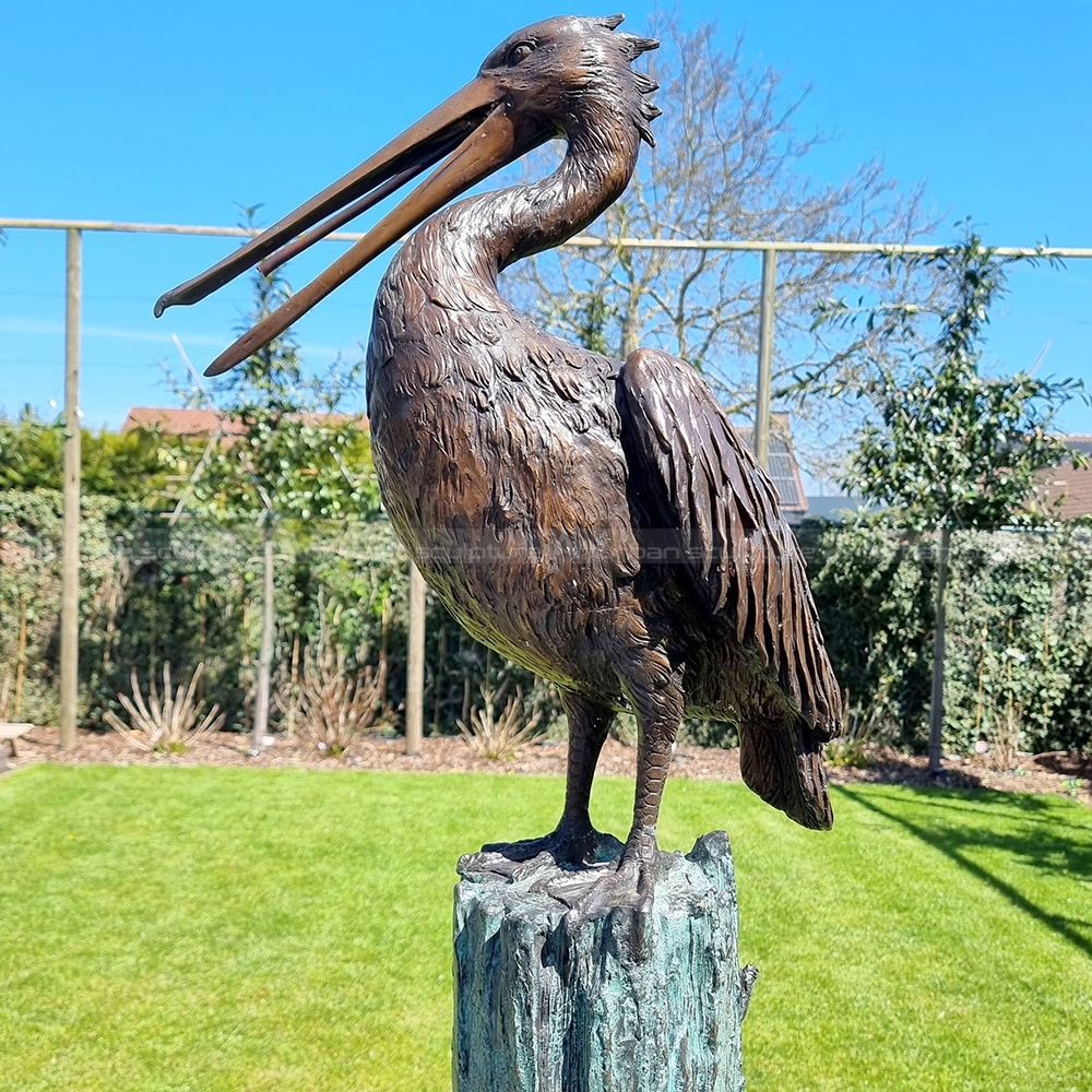 escultura de pelicano de bronze