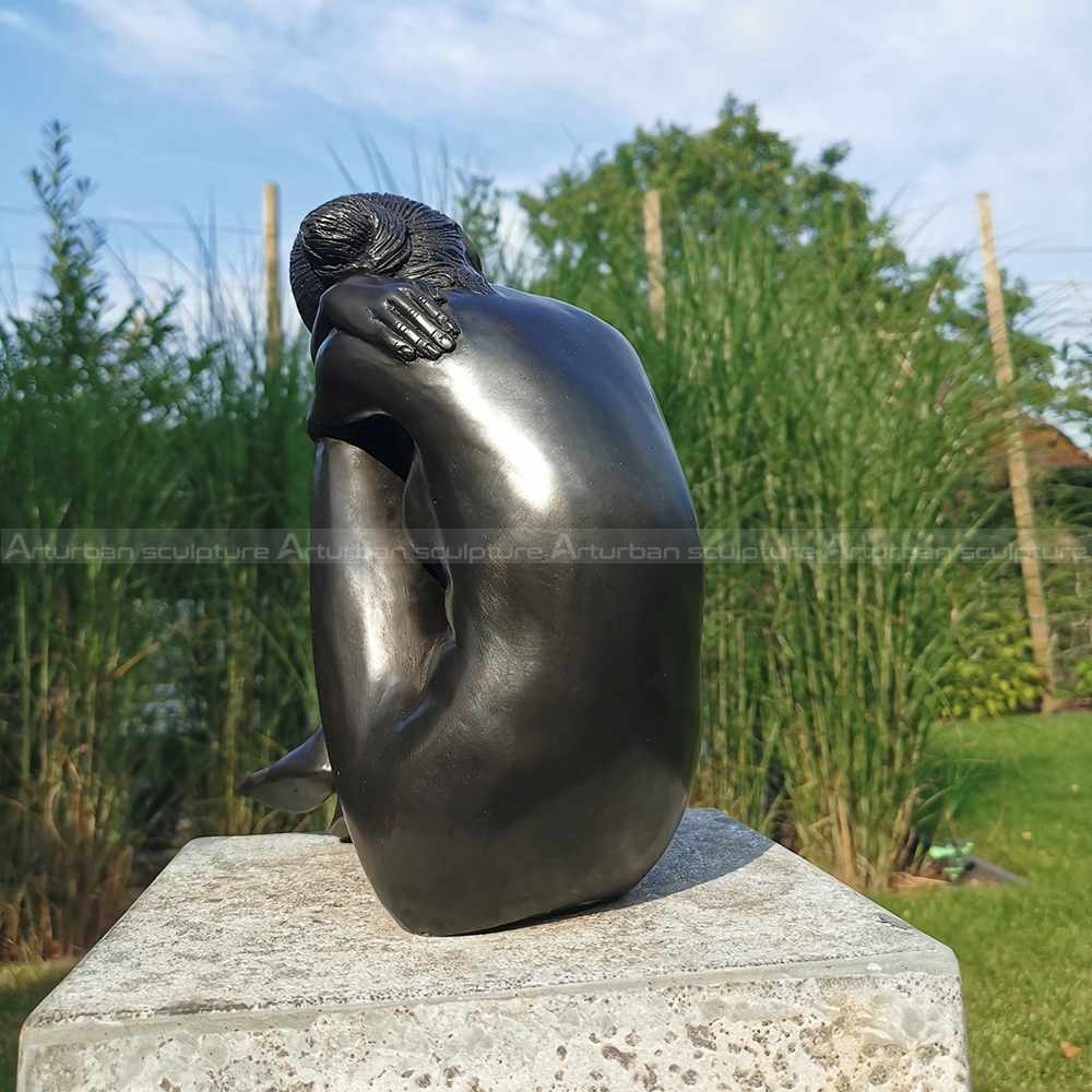 scultura di donna nuda