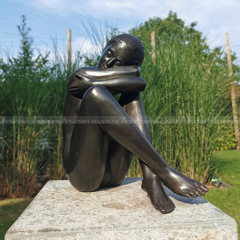 scultura di donna nuda