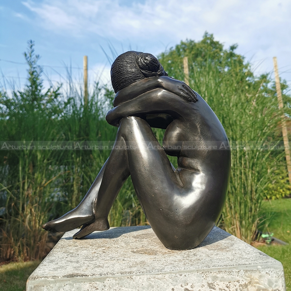 scultura di donna nuda