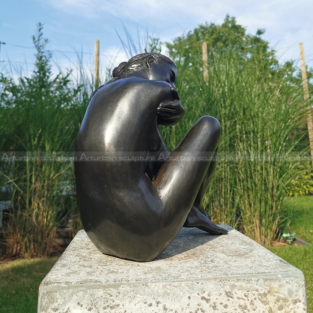 scultura di donna nuda