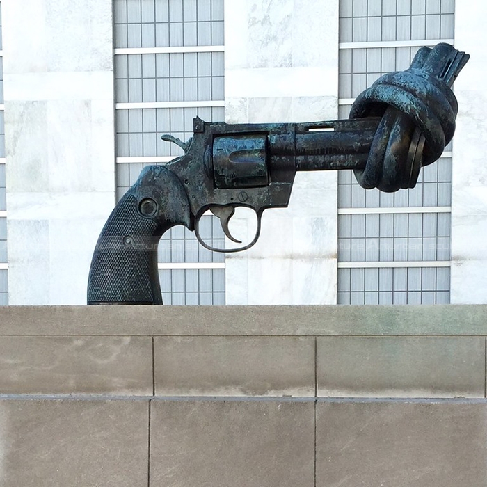 escultura del revólver anudado