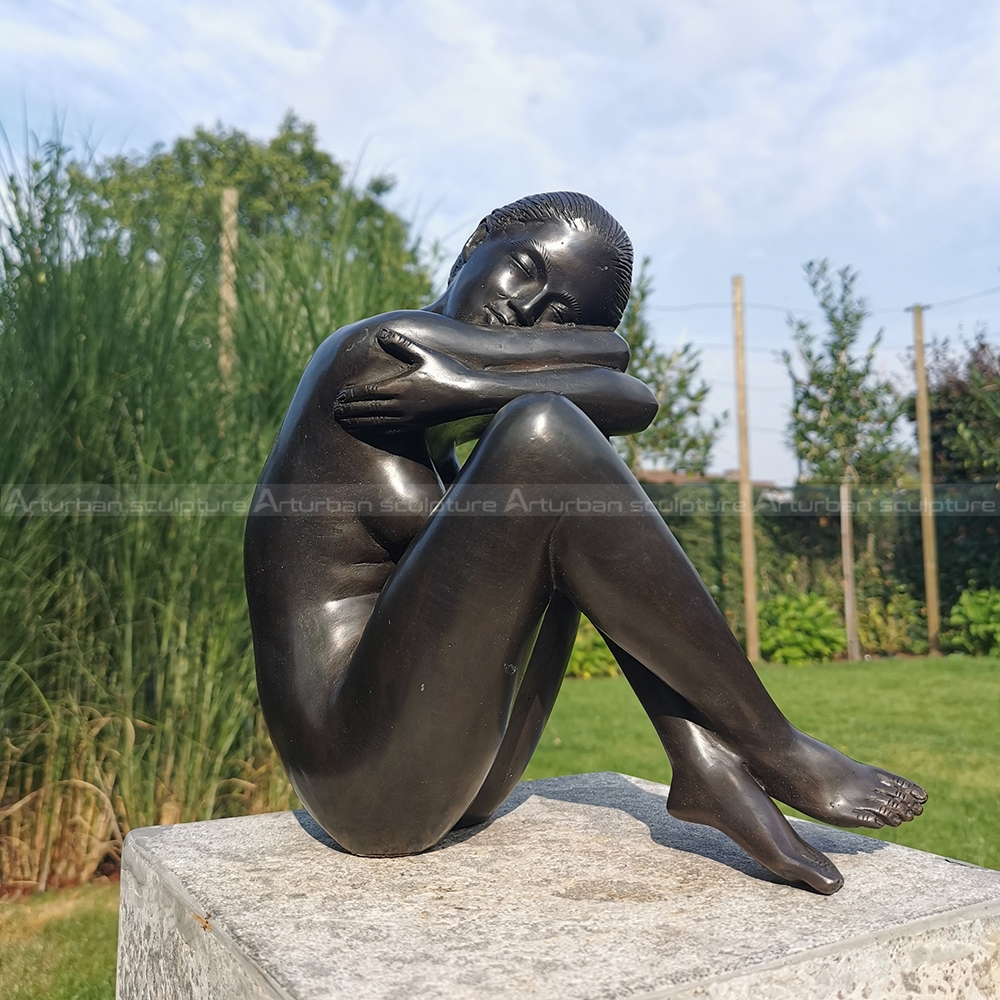 scultura di donna nuda