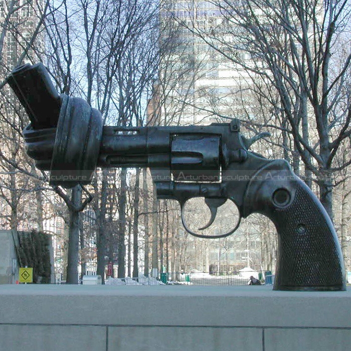 escultura del revólver anudado