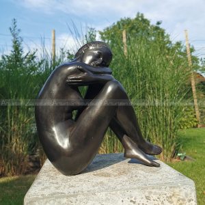scultura di donna nuda