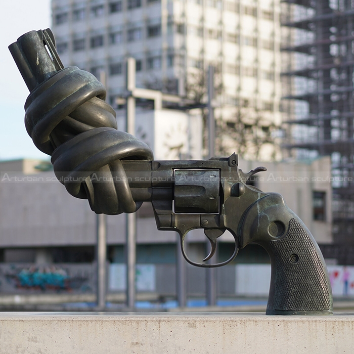 escultura del revólver anudado