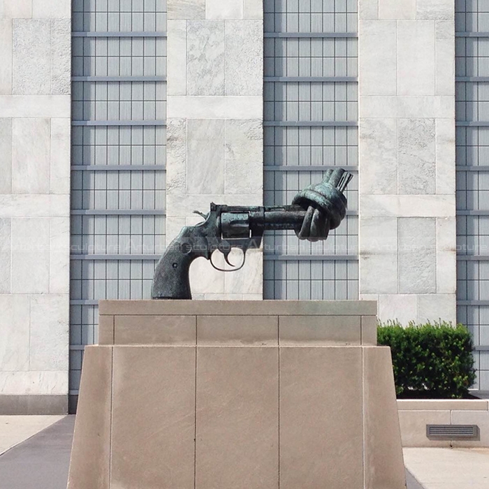 escultura de pistola anudada