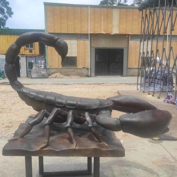 escultura de escorpião