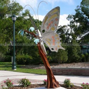 sculpture extérieure de papillon