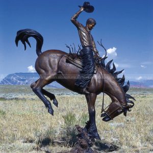 Statua di cowboy a cavallo