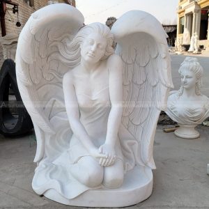 estatua de ángel arrodillado