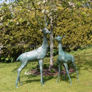 Hirsch- und Rehstatue