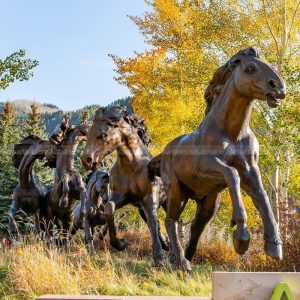 figurine de cheval au galop